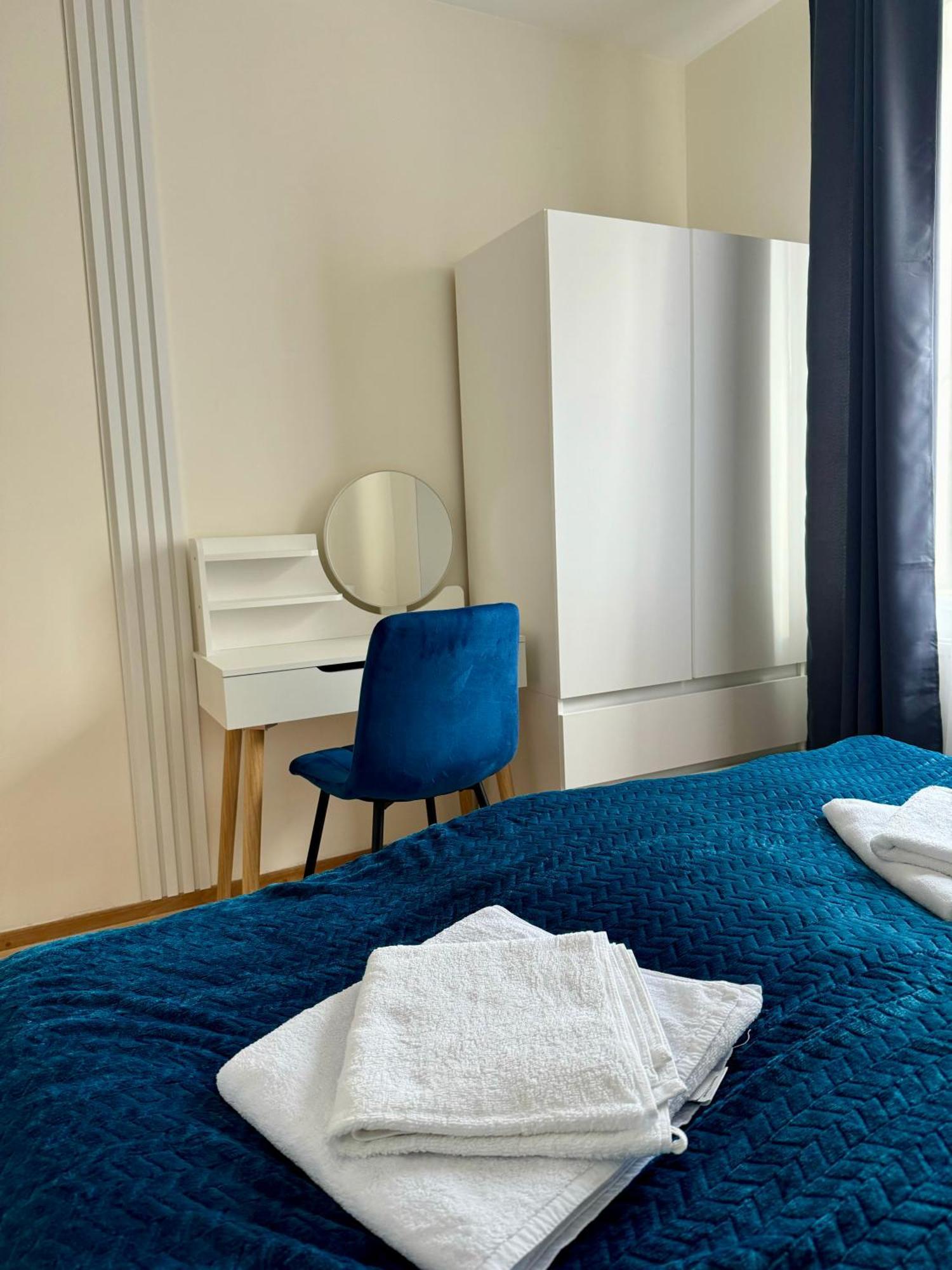 Blue Zone With Free Parking, Balcony And Garden Appartamento